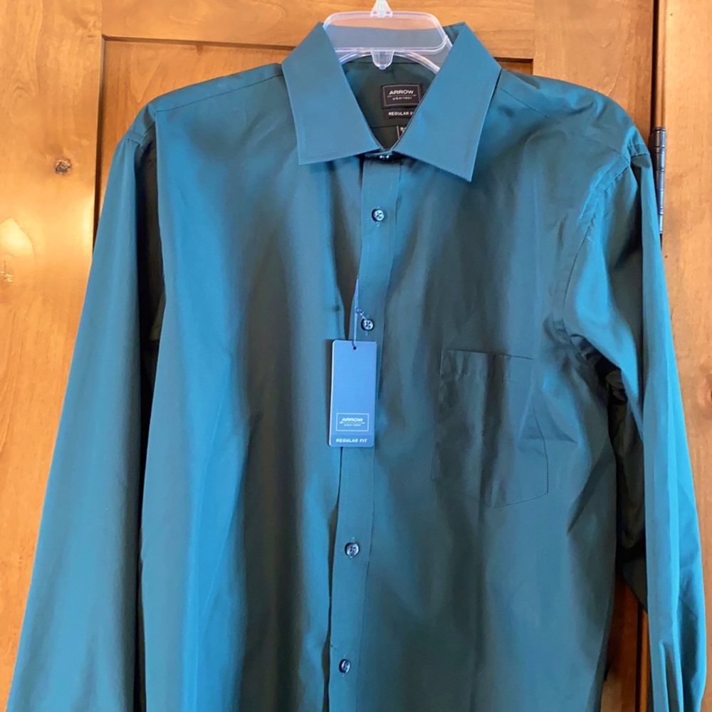 Men’s dark green arrow wrinkle free shirt. Size large 16 1/2 x 32 33. NWT